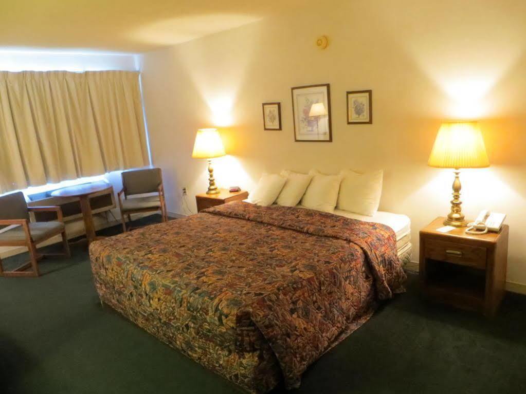 Waterfront Inn Mackinaw City Buitenkant foto