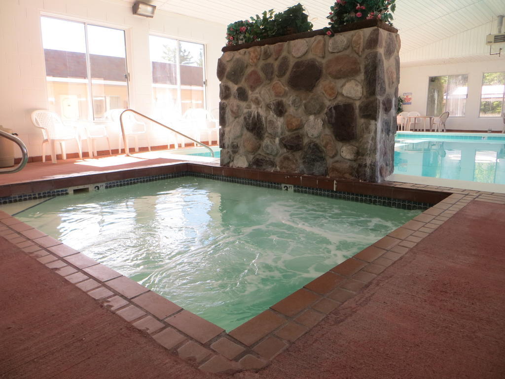 Waterfront Inn Mackinaw City Buitenkant foto
